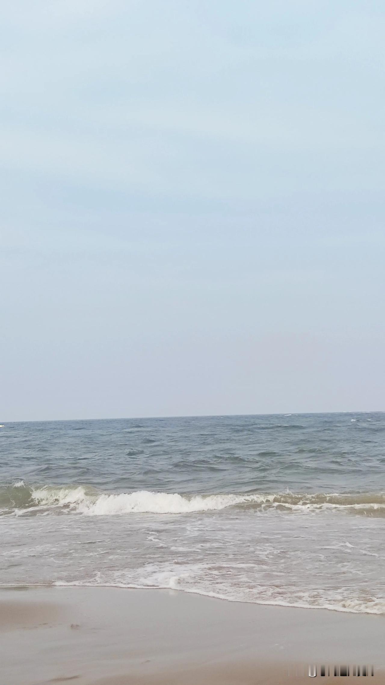 在海边玩，一定看好自己的孩子。如果别人家孩子有危险，可以以举手之劳帮帮别人。
