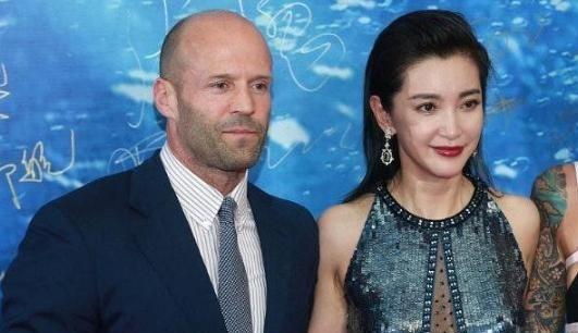 2008年，奔驰邀请李冰冰做代言，她看中了一辆价值200万的奔驰，她对老板撒娇：