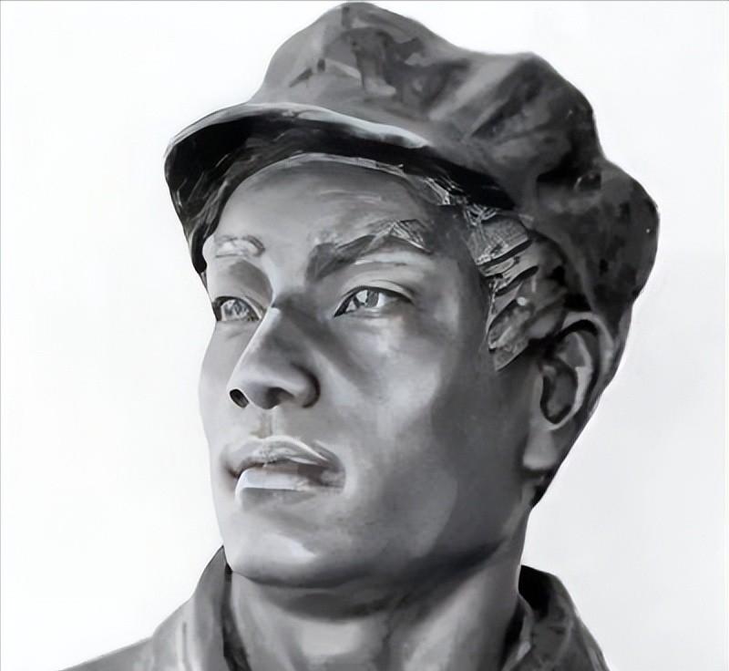 1930年深秋的万县监狱，审讯室的灯光晃得人眼晕。

罗南辉刚被押进来，还没等皮