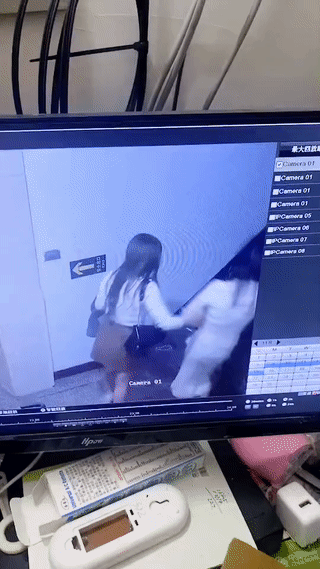 闺蜜送喝醉酒的女子回家。
两个人刚刚走上楼梯没多久。
就不慎一脚踩空，最后都从楼