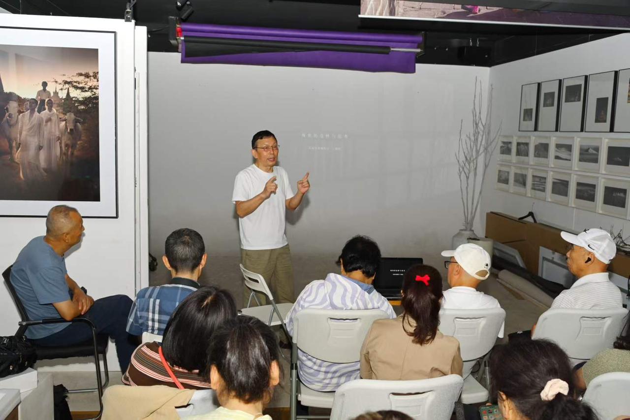 九旬老摄影家讲海内外摄影创作。
今天上午，四川大学老年大学二分校摄影研修班一行，
