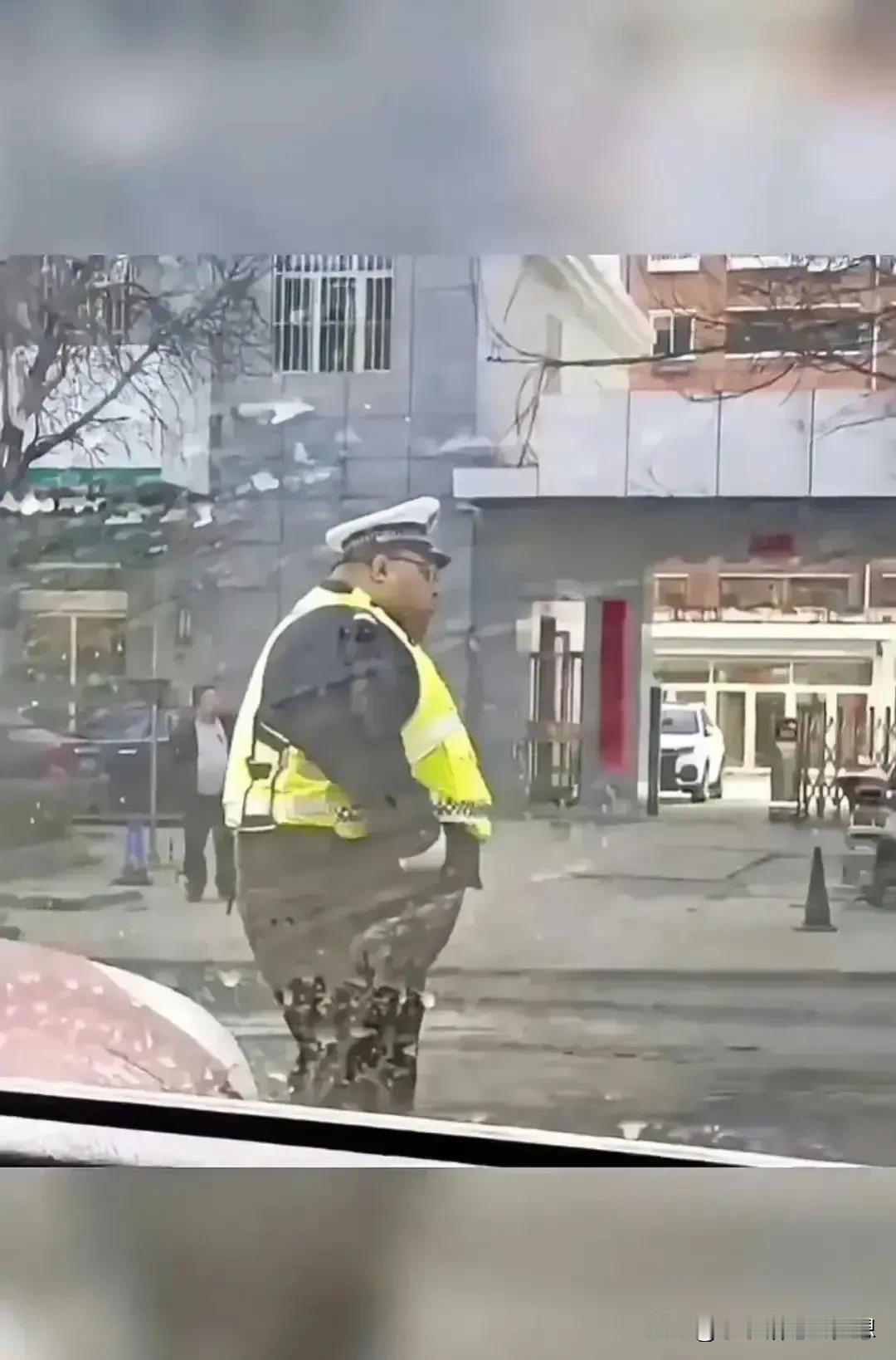 看见他挺不容易的，冬天还好，夏天的话，可能受不了，有的网友吐槽：像他这样子的话，