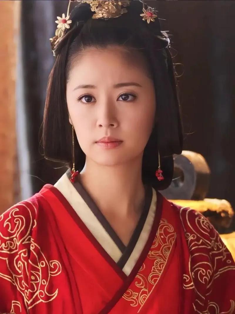 她贿赂太监想调回老家，却被发配到最偏远的封地。本以为人生彻底无望，却在绝望中遇见