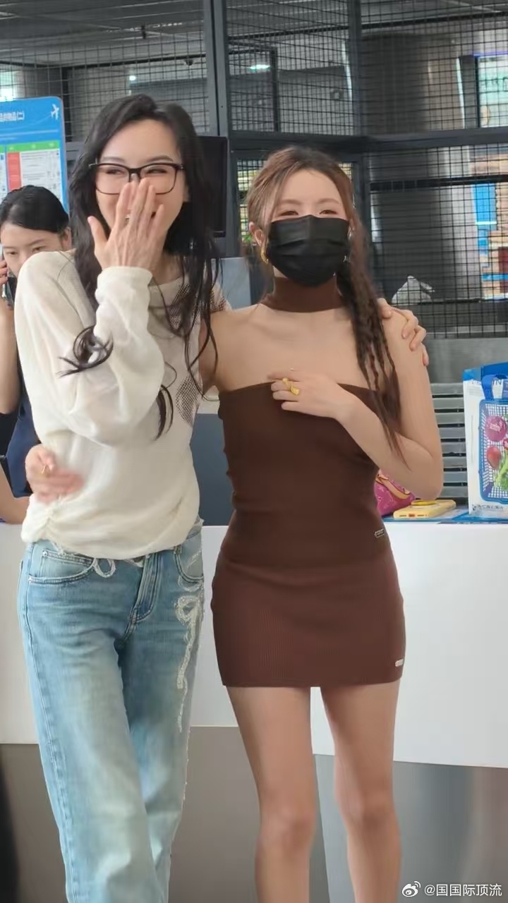 网友飞机上偶遇萧蔷和安崎 网友在飞机上偶遇萧蔷和安崎，两人这是去干嘛？是不是要一