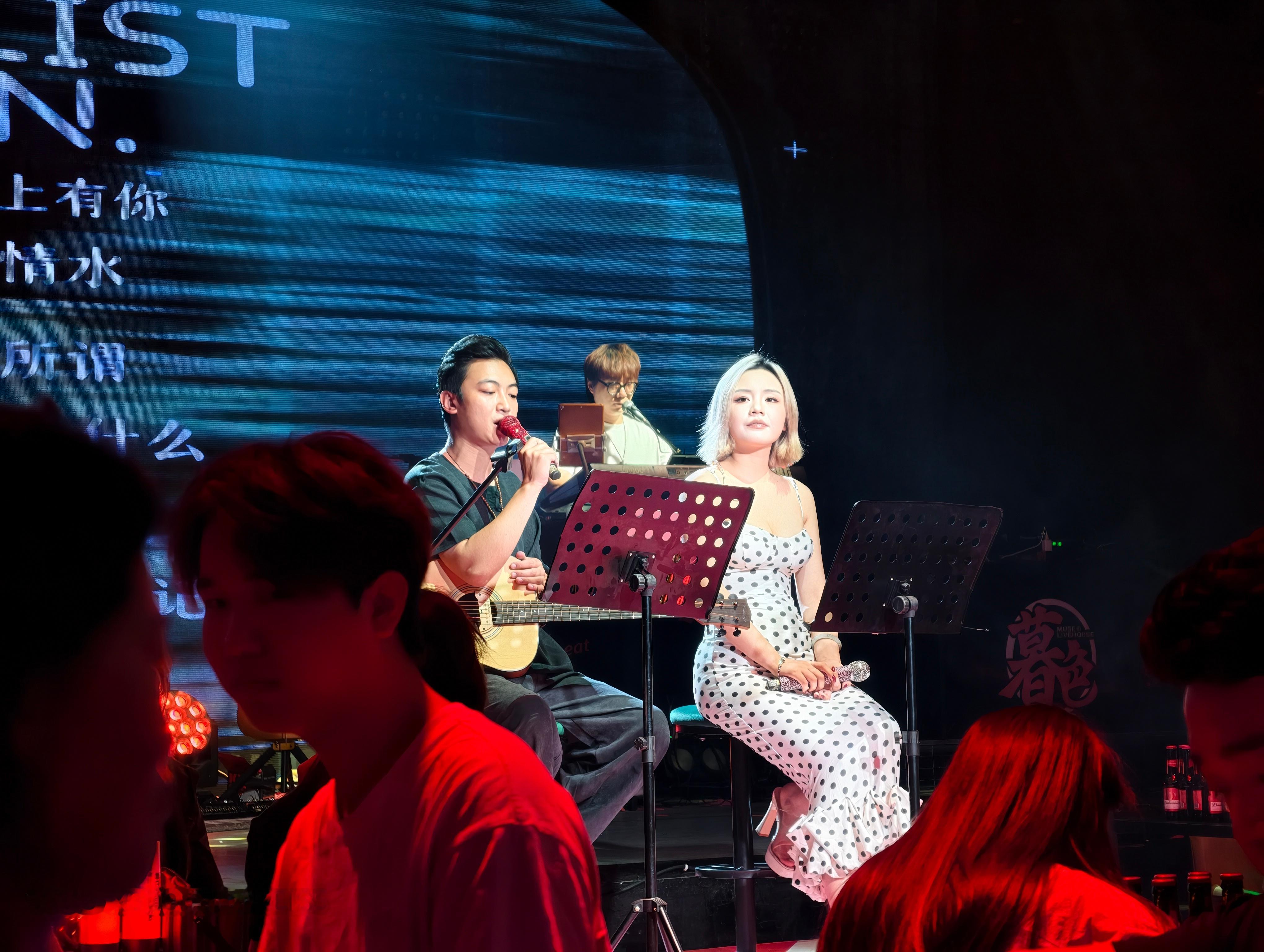 ！！！这家Live House还不错，音响没有那么吵，之前去那家只能听到伴奏。我