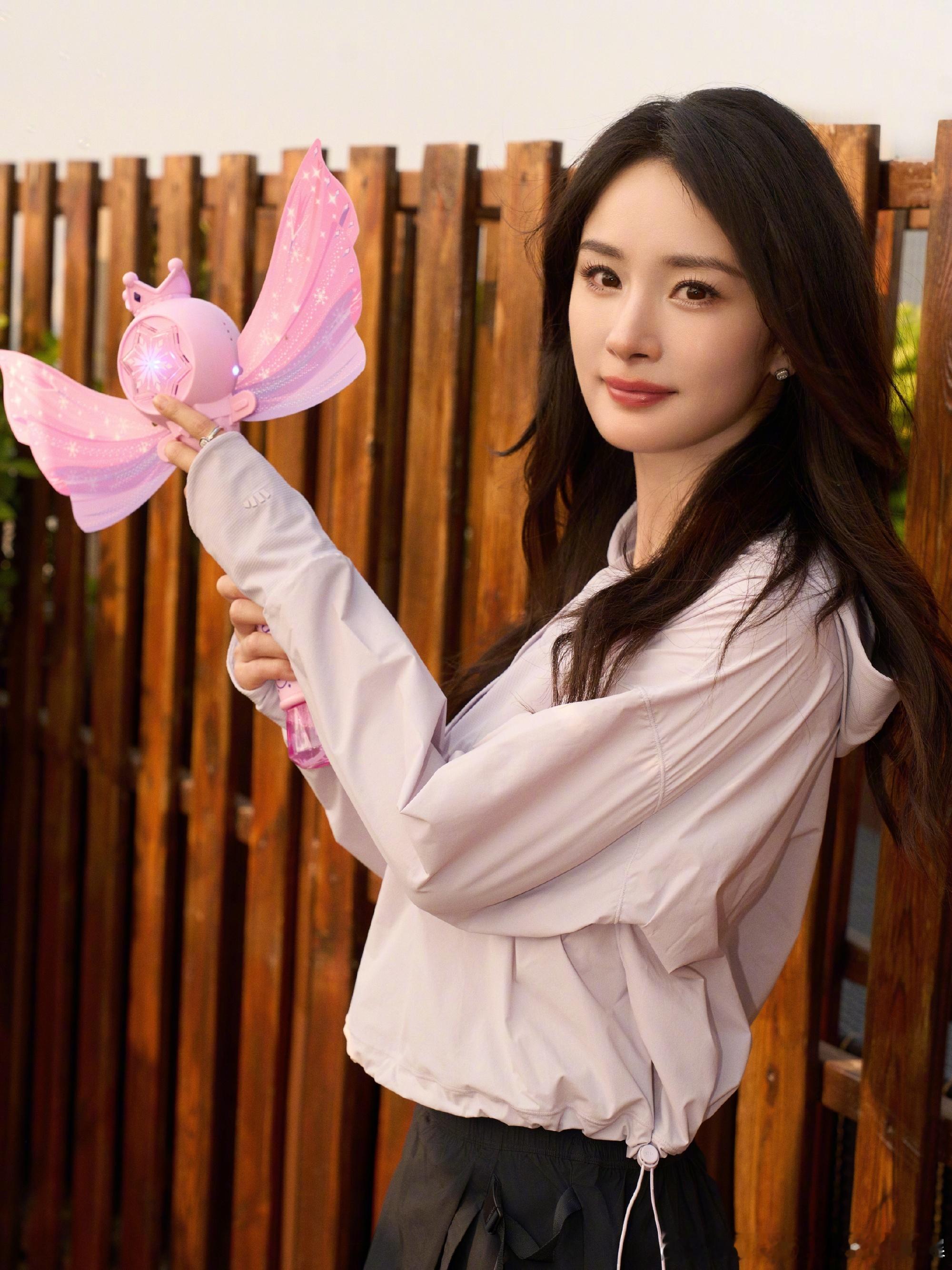 杨幂  🦊杨幂库迪咖啡全球品牌代言人 他们真的像不同形态的太阳，都在用自己的方