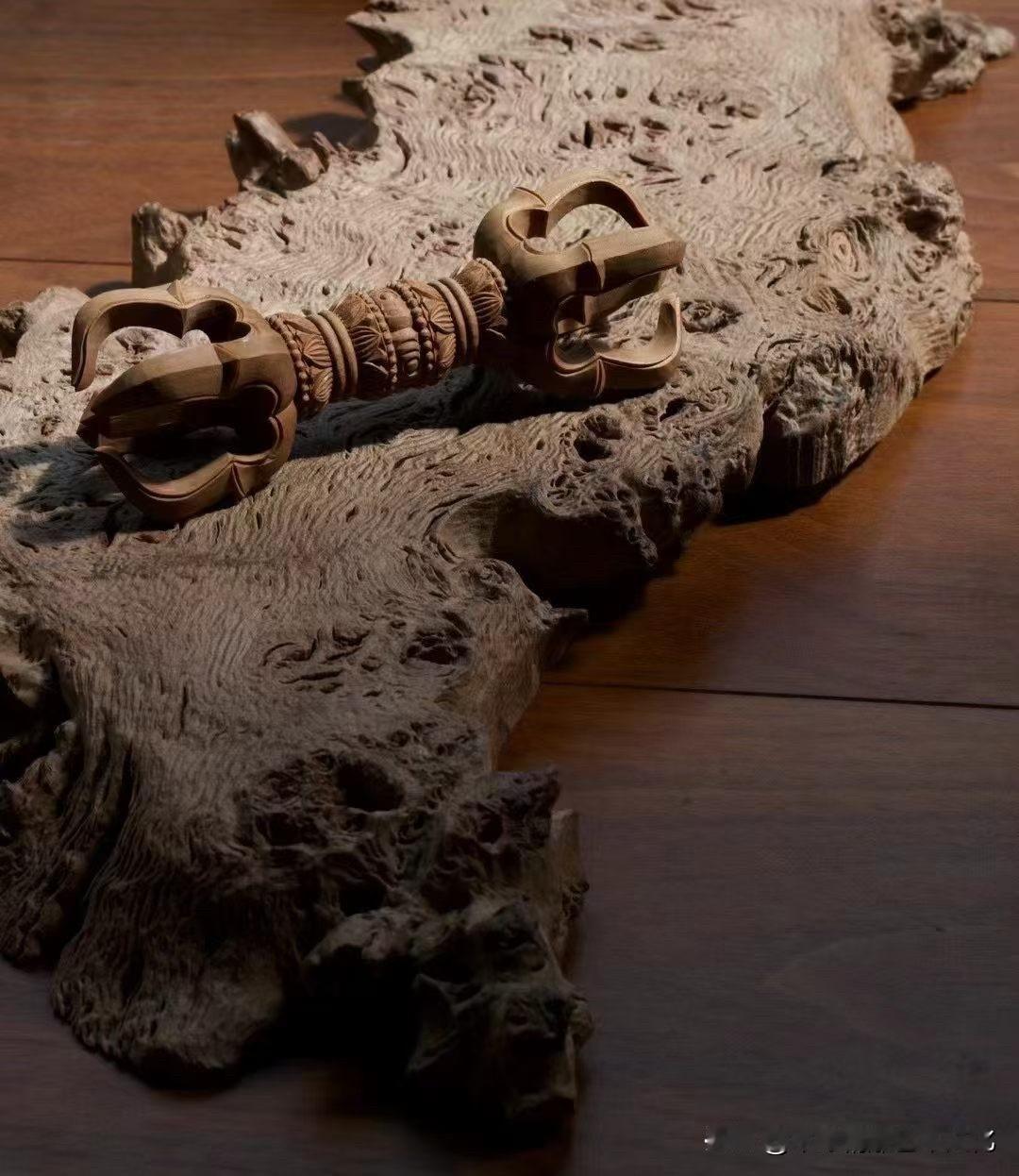 老山檀香｜五股杵

这件东西，一眼看是器，再看，是“意”。

五锋分立，中轴沉稳