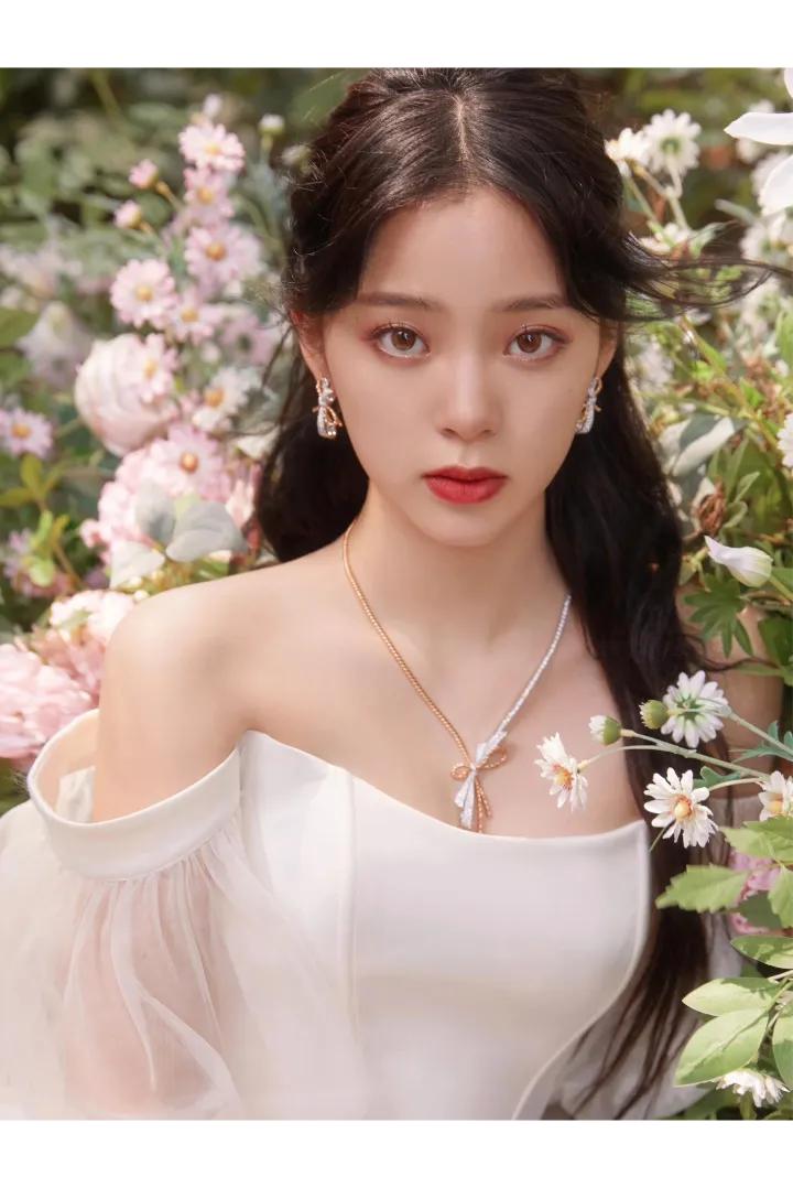 欧阳娜娜婚姻观新动向：家族期望回归理性

在娱乐圈的聚光灯下，欧阳娜娜的婚姻大事