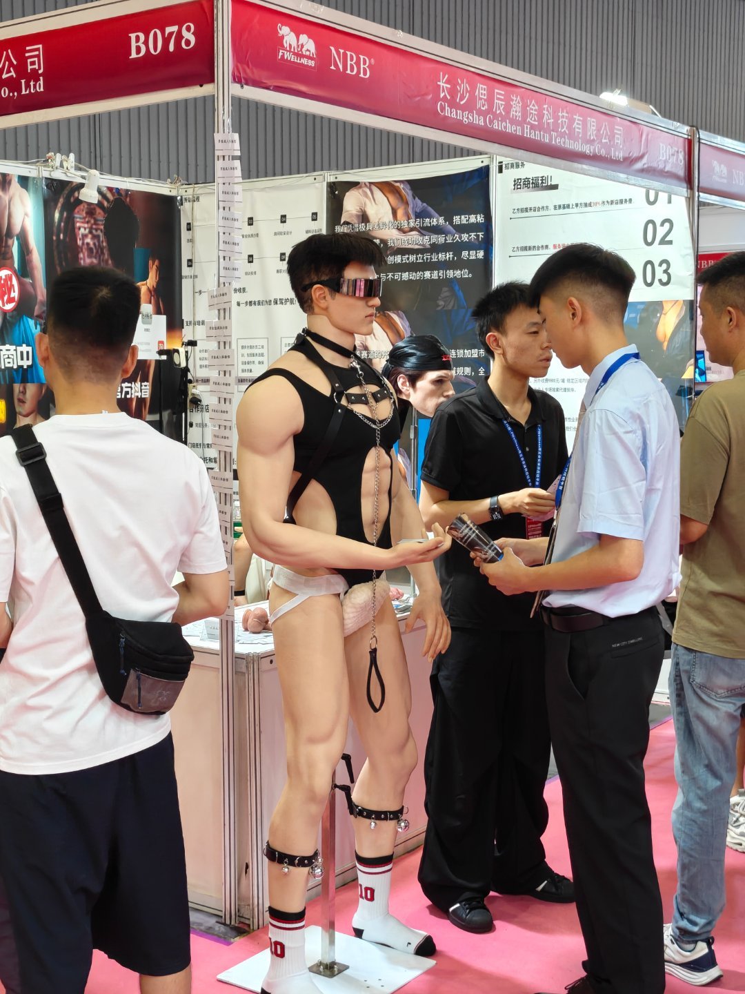 来逛成人展了，我吓死 