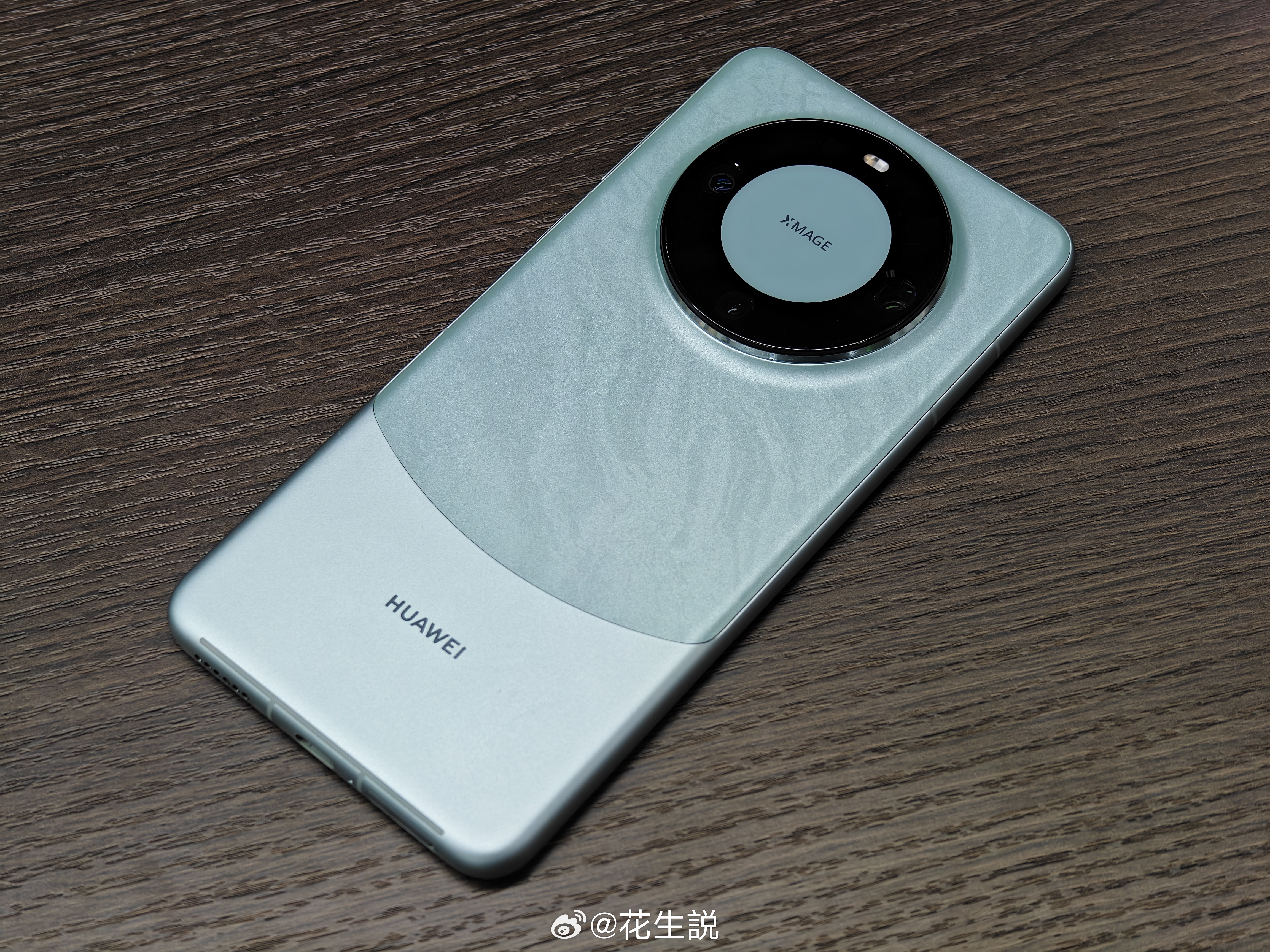 Mate 60 Pro雅川青现在来看颜值还是不过时的，又宽又薄的设计还显得机身质