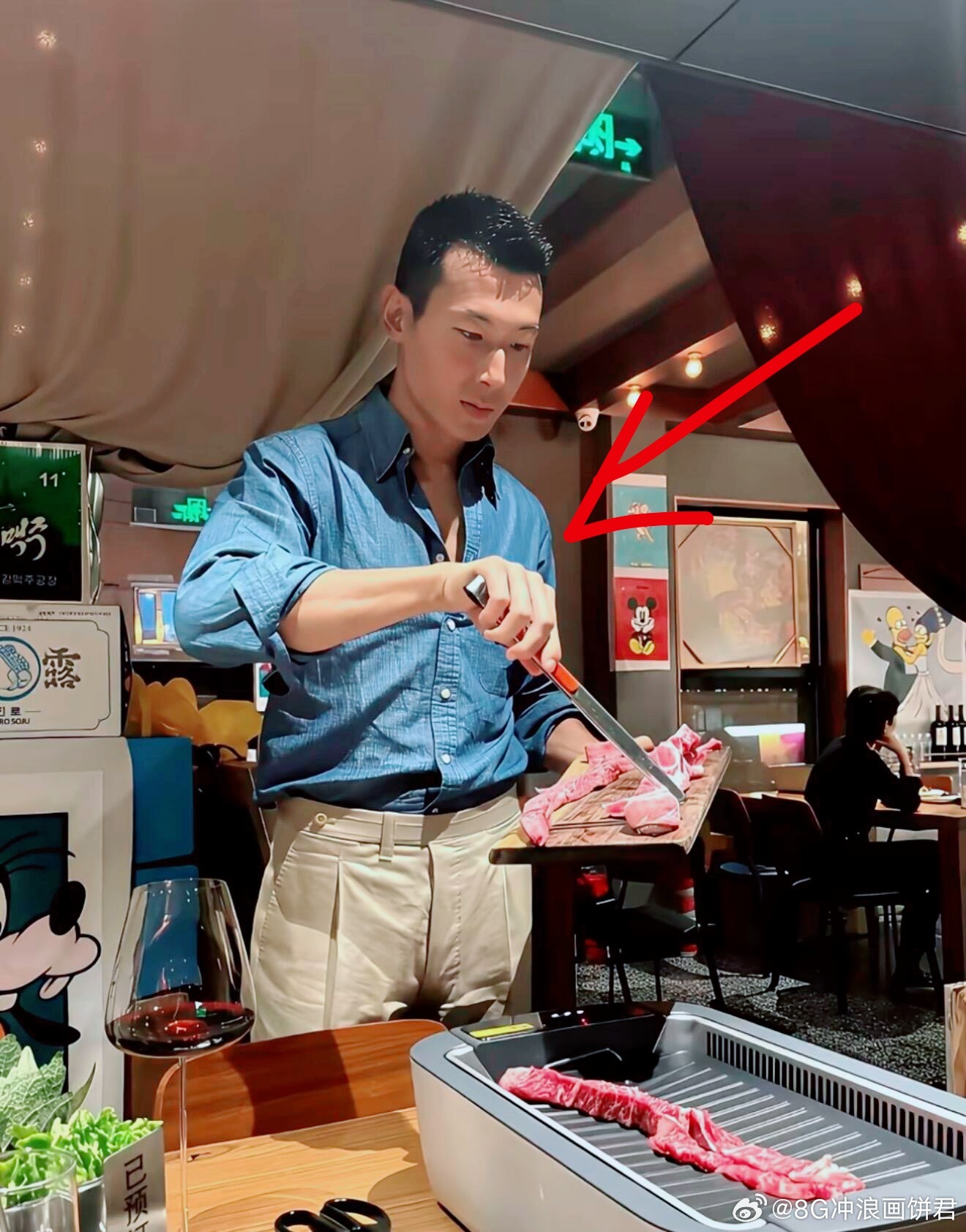 朱珠老公比传说中的给人印象好，看得出是实打实带娃的，衣品也好。 ​​​