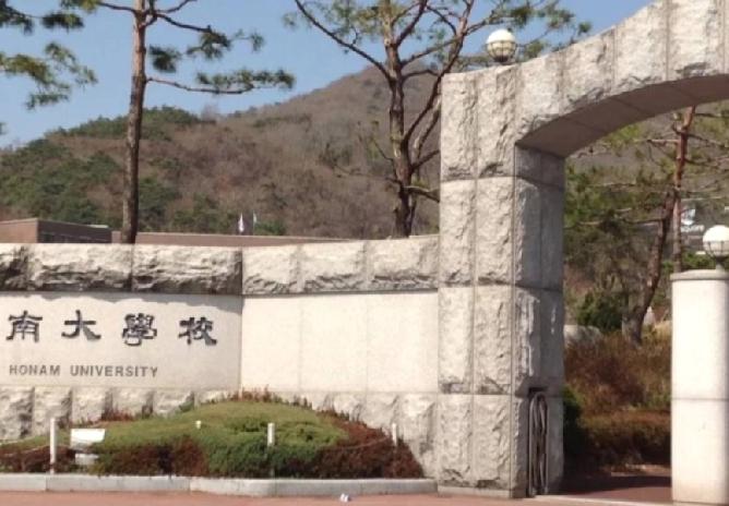 中国留学生再曝伪造学历事件。韩国发现超百名中国留学生伪造学历，勒令他们出境，其中