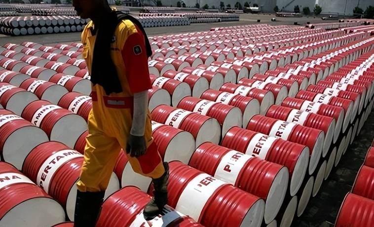 伊朗六成以上的石油卖给中国，日均85万到100万桶，全部用人民币结算，美元一分钱