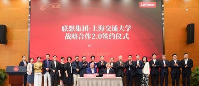 杨元庆又给上海交大捐了2个亿，专门用来翻新他当年上机的老教三楼，改造成AI基地。