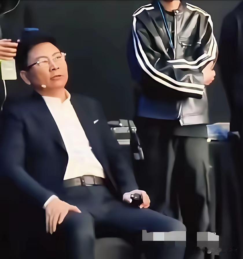 今天算是把余承东摔跤的事彻底说开了。
 
都知道他快60了，这把年纪摔一跤可不像