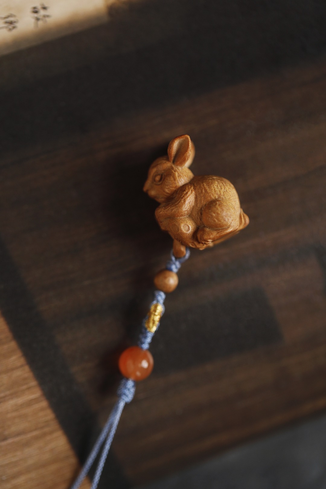 老山檀香【丰收兔】钥匙扣精工手作，香味醇厚；瑞兔姿态呆萌可喜，象征吉祥如意，合家