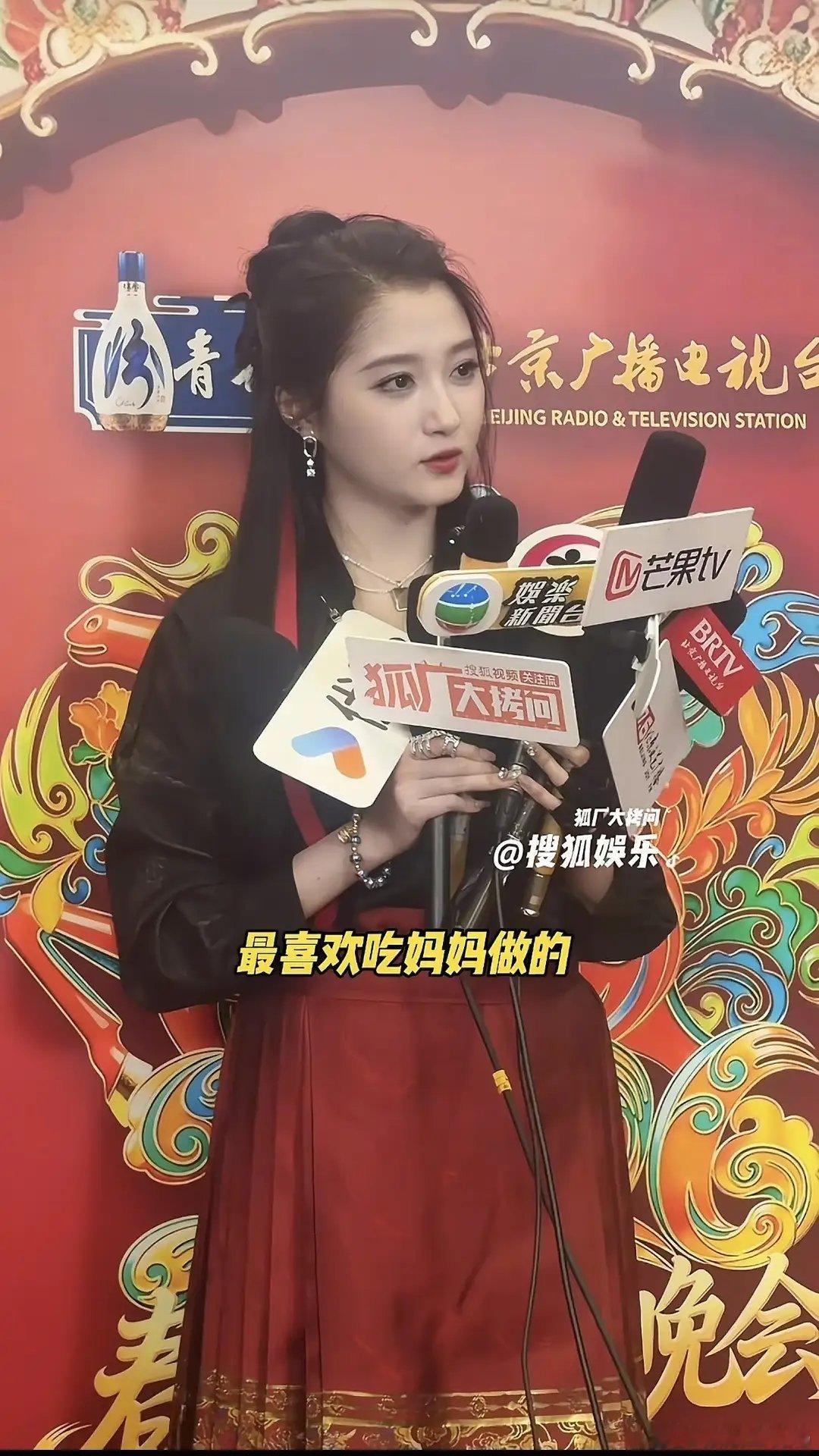 关晓彤的新造型，看的人两眼一黑，显肿显老，全靠大美女脸撑着！！！！！！ 