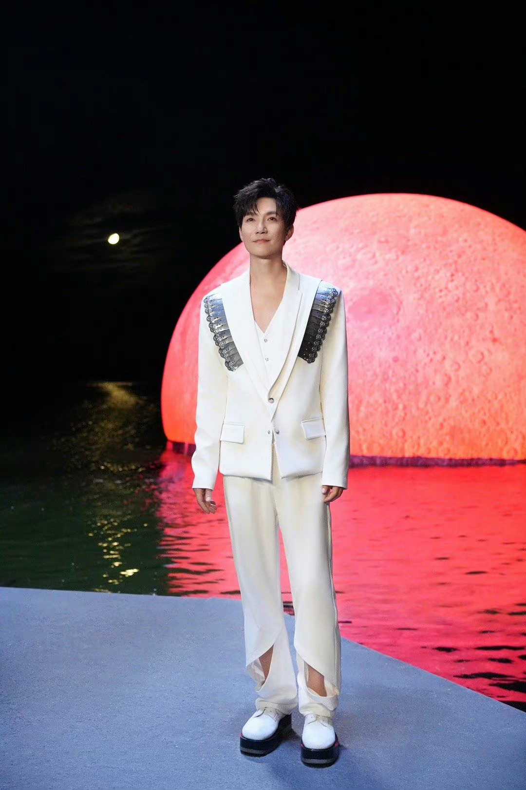 #被陈楚生的一吻天荒温柔一刀# 陈楚生的嗓音真的太温柔了，为我们带来的这个舞台当