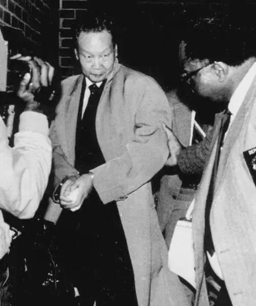 1986年，我国潜伏美国长达37年的王牌特工金无怠被捕，在面对严酷审讯时，他突然