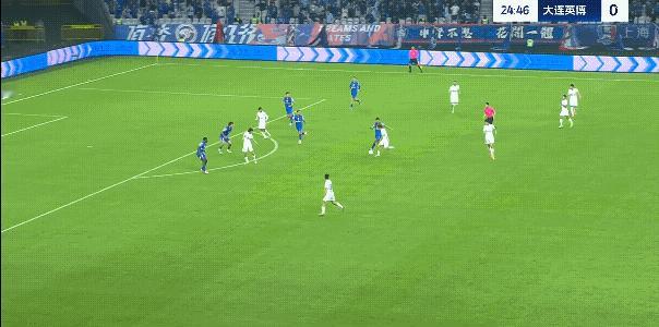 大连英博也领先了，依靠吕焯毅的进球，大连英博暂时1：0领先上海申花，这一轮简直太