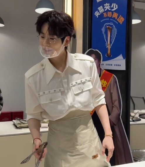 魏哲鸣扫楼追着酱板鸭梗跑你是迟来的欢喜魏哲鸣扫楼被大家笑说是长沙必吃榜，还被酱板