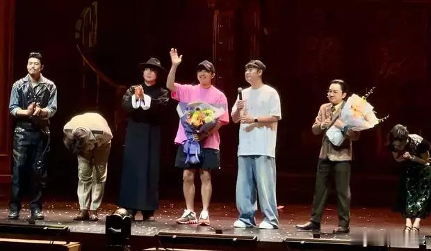 邓超被偶遇带着孙俪和陈赫去看了王祖蓝音乐剧《扬名立万》，三人一起出现在观众席中。