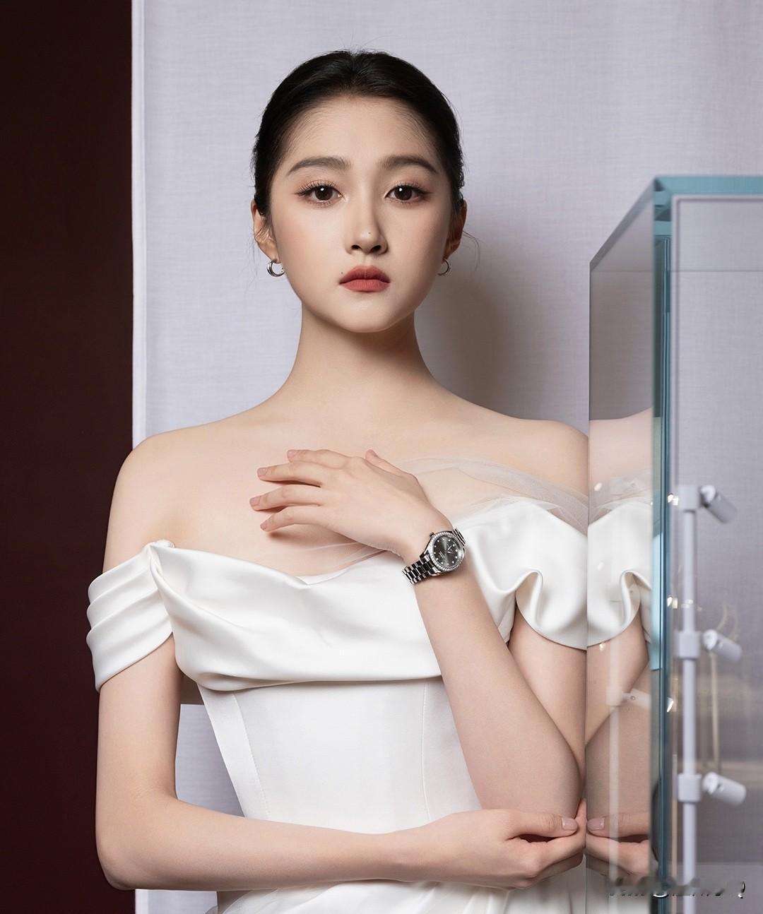 关晓彤要想造型不出错，造型师只要将她往简约方面打造即可，高端大气又不失女人味。