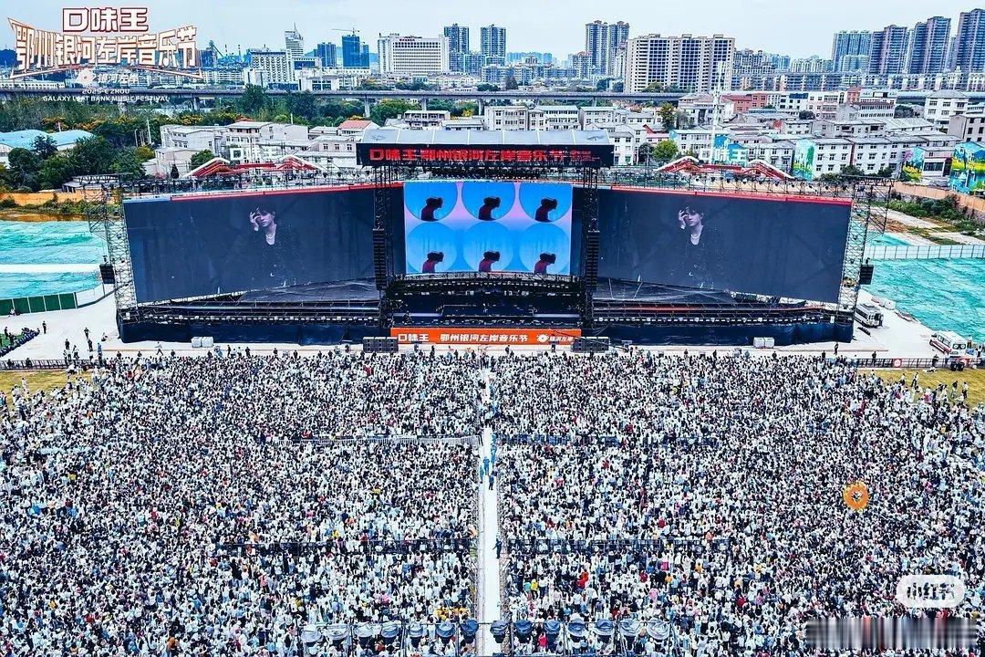 今年应该再也没有这种音乐节盛况了去年我有记忆的音乐节人数最多的一场去找了点现场图