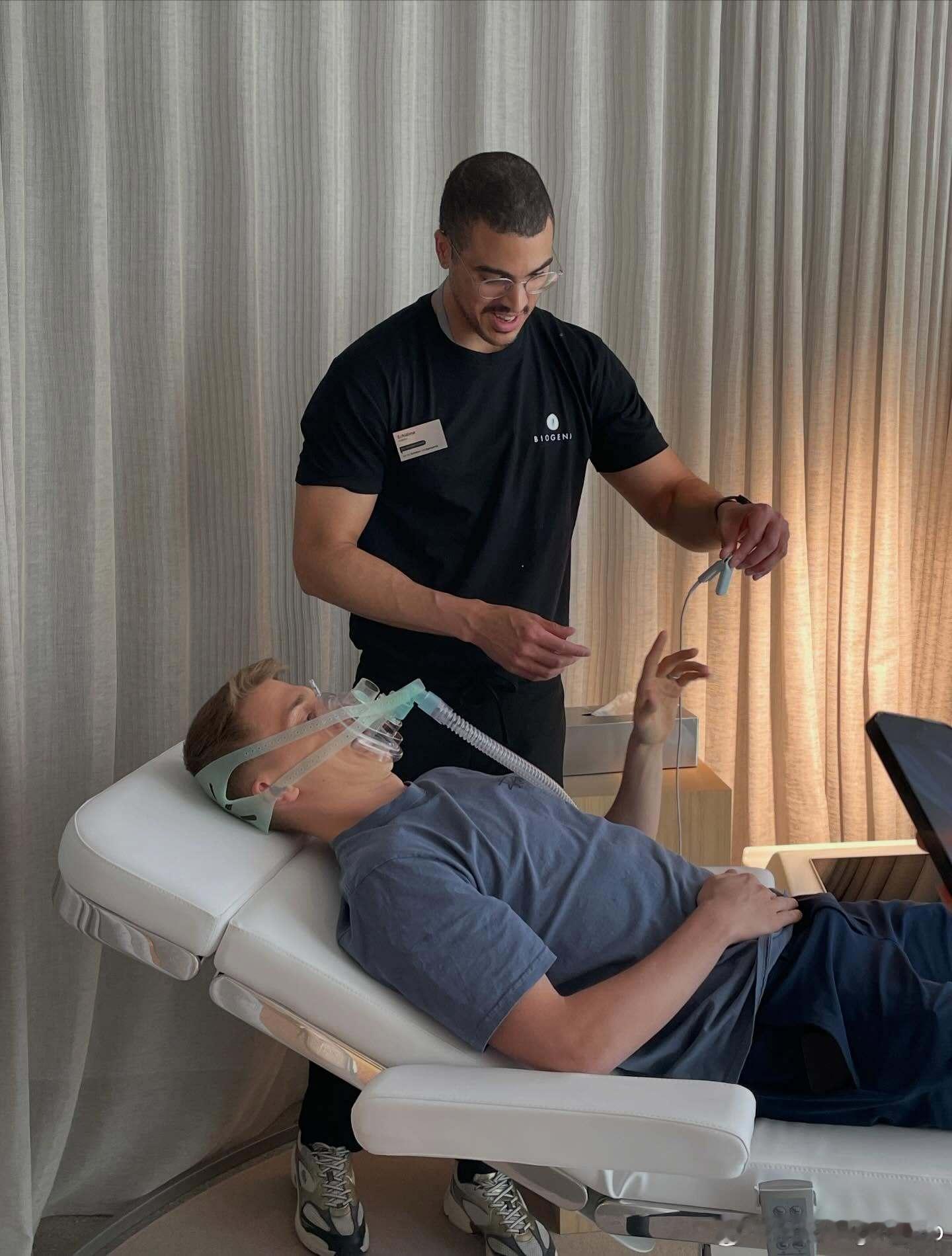 杜达、安东、万远到访位于杜塞尔多夫的Biogena Sports品牌门店（运动员