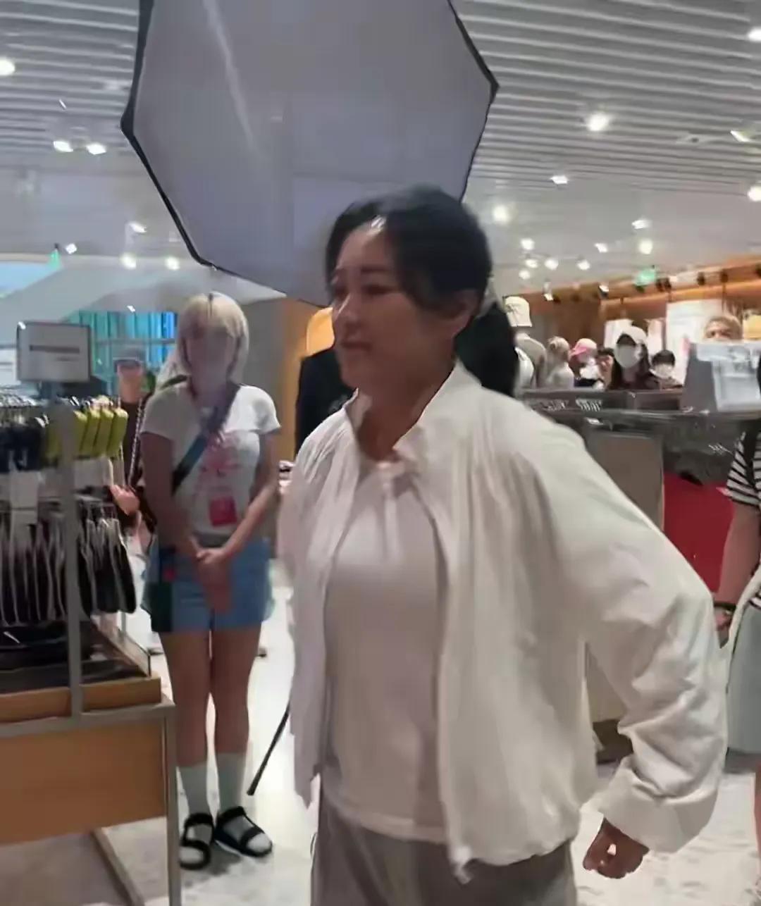 你们发现了吗？减肥对于女性朋友来说是个永远的难题。对于朋星更是如此。这不近日网友