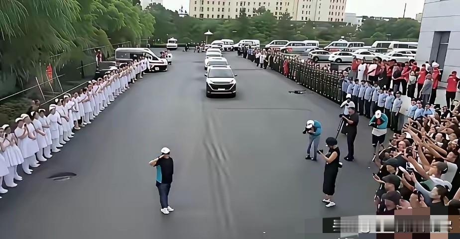 看到这么隆重的阵仗和排场，对比当初许家印的恒大楼盘开业现场时的名场面，那可真是有