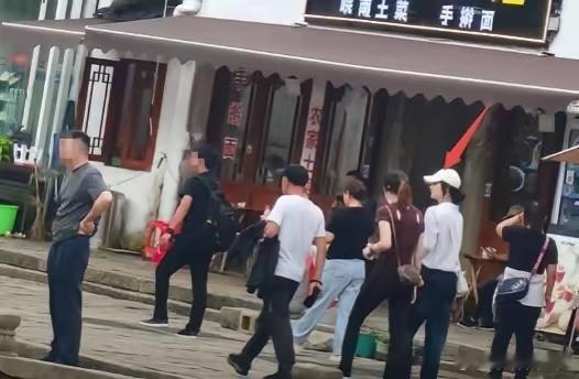 王楚然跟自家老板关系是真好，都休假了还和老板一起出去玩！有网友在九华山偶遇到她们