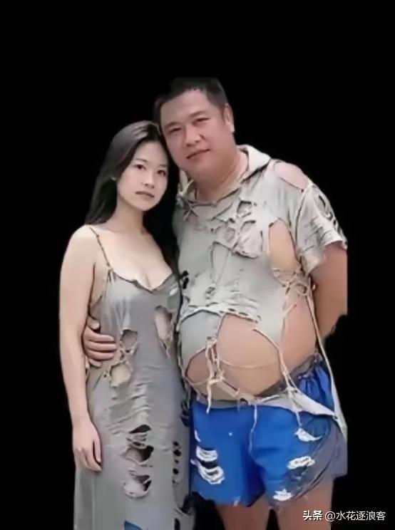 巴黎世家这套258000元的限量情侣装刷屏了。这“乞丐风”，破洞、毛边，看着就像