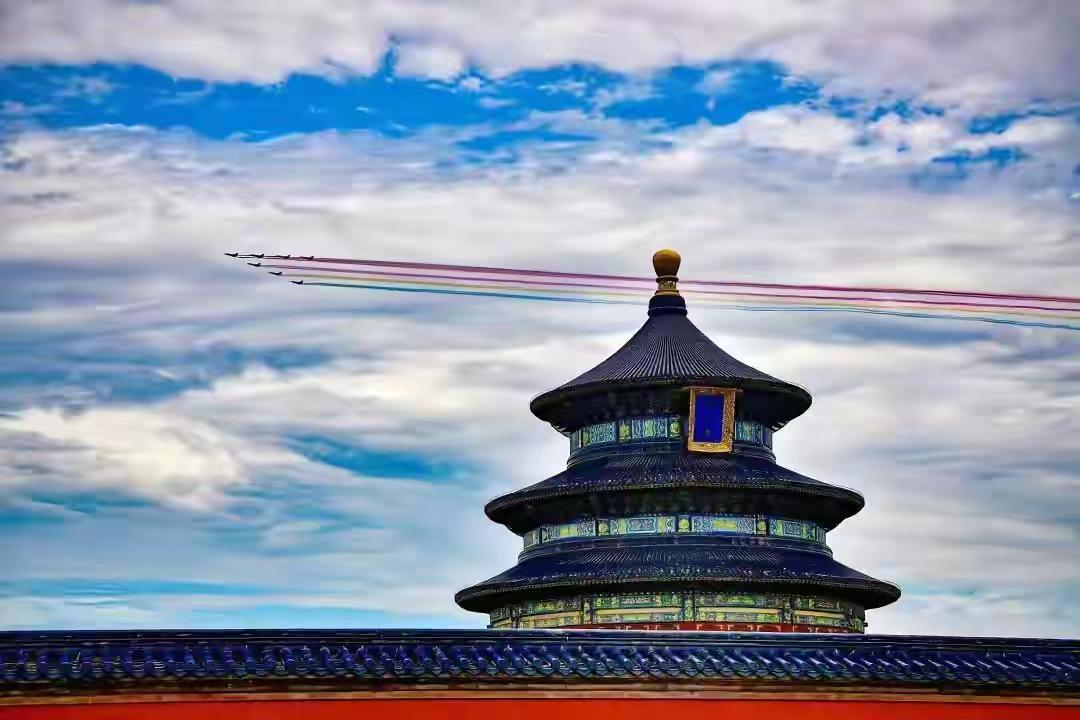 这两张图哪张更牛？
构图、色彩、意境都是一流！
从传统的角度来看，我更倾向于第一
