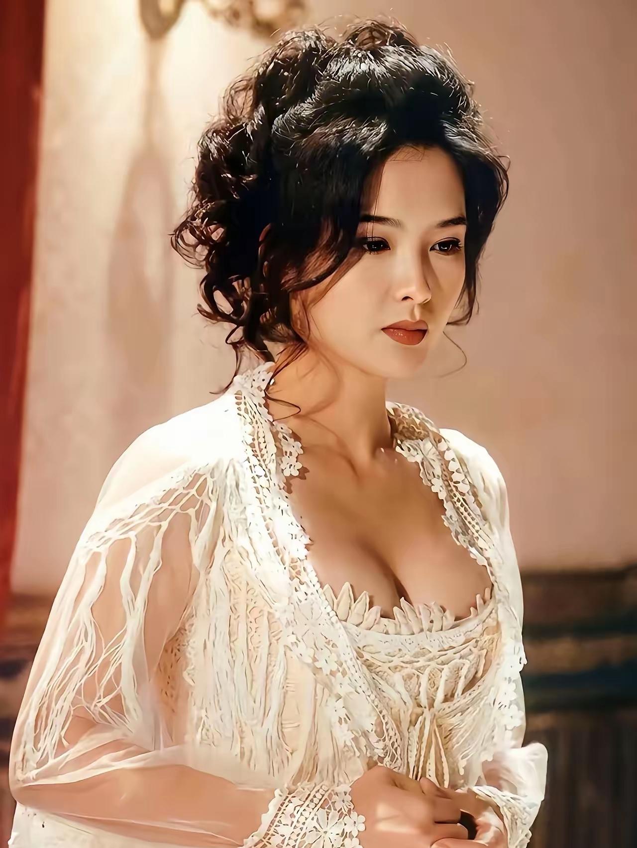当年那个男人不喜欢她
都喜欢她的身材
她的性格虽然也很好
玉女掌门人，周慧敏二十
