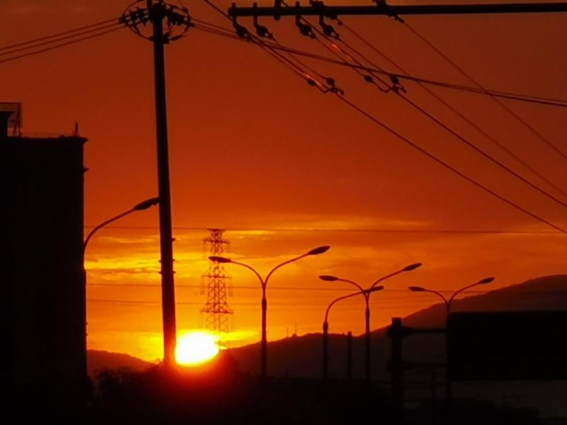 相册里最满意的照片，是一张治愈系的风景照。画面里，夕阳的余晖洒在波光粼粼的湖面上