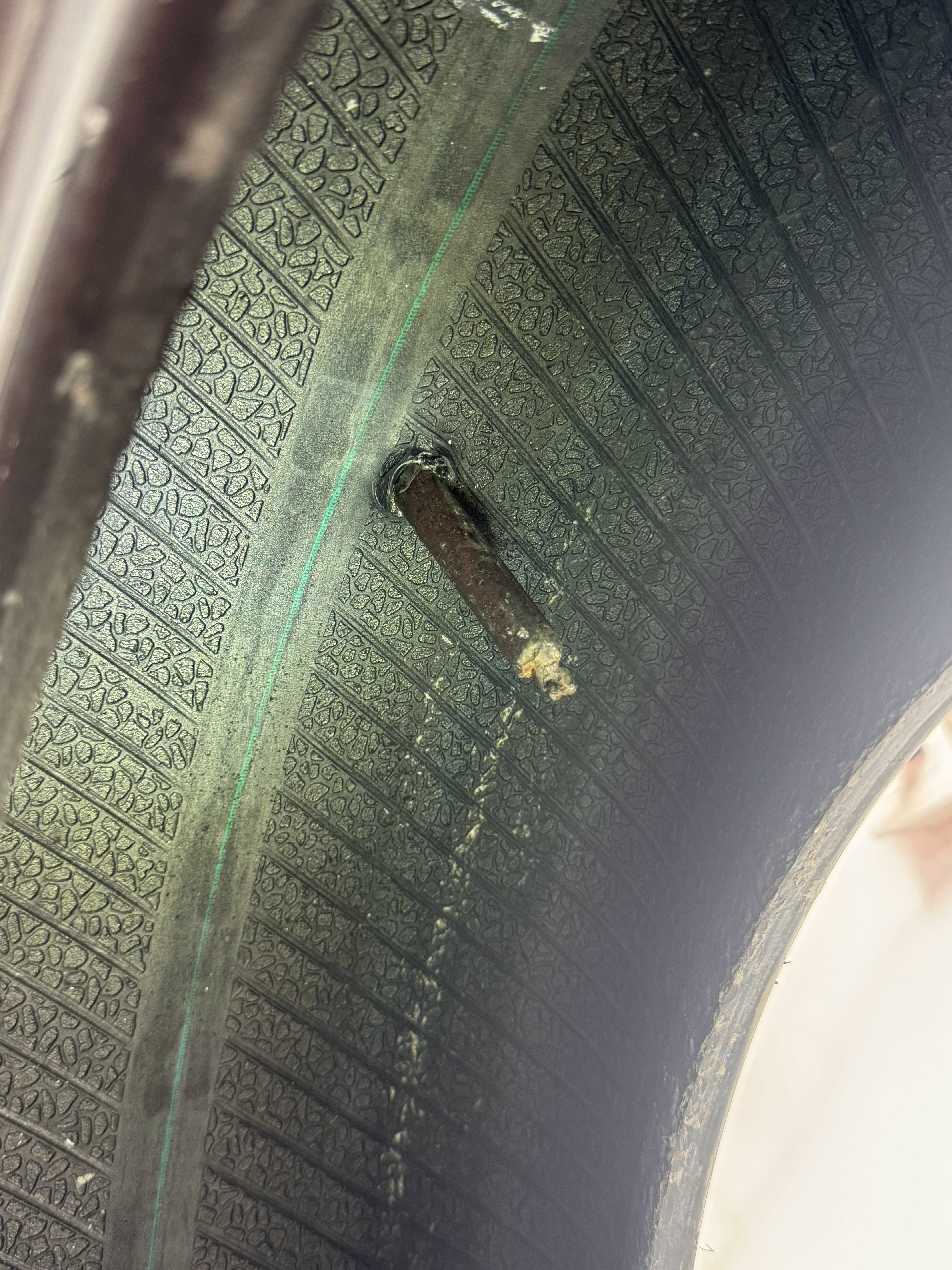 短途的跨城出差，100km的路程。想着租个车吧，走到一半车胎扎这么大个东西。