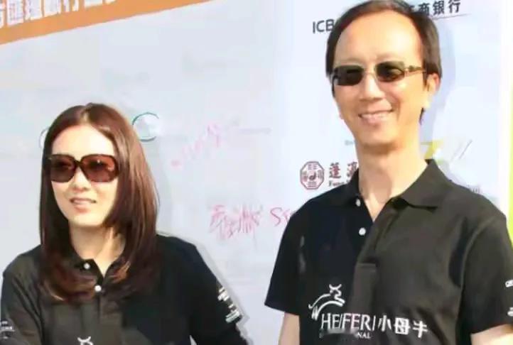 梁锦松的教育理念不愿让次子活在姐姐影子下
2010年梁锦松和伏明霞到拔萃男书院附