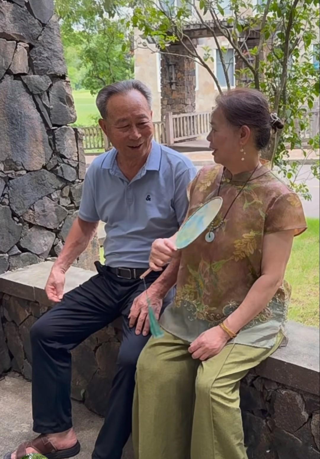 中老年搭伙过日子，
是领证好呢，还是不领证好？
 
中老年搭伙相伴，没有绝对标准