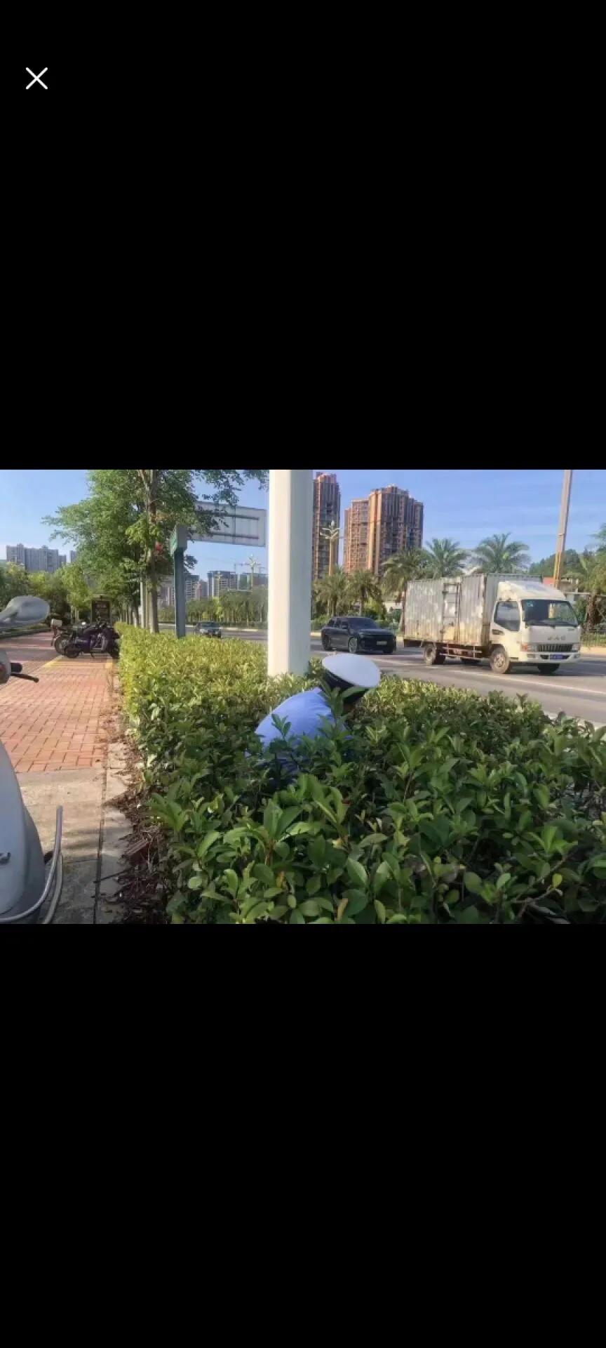 警察叔叔为了抓违规，真是辛苦了[泣不成声]
