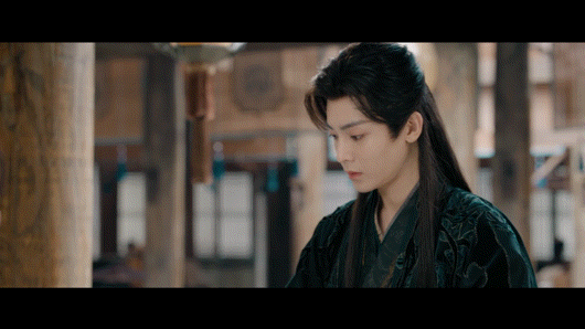 谁家好人约会还顺便当托啊 真的被这对甜晕了！逛花灯时的相视一笑，划船时的温柔对视