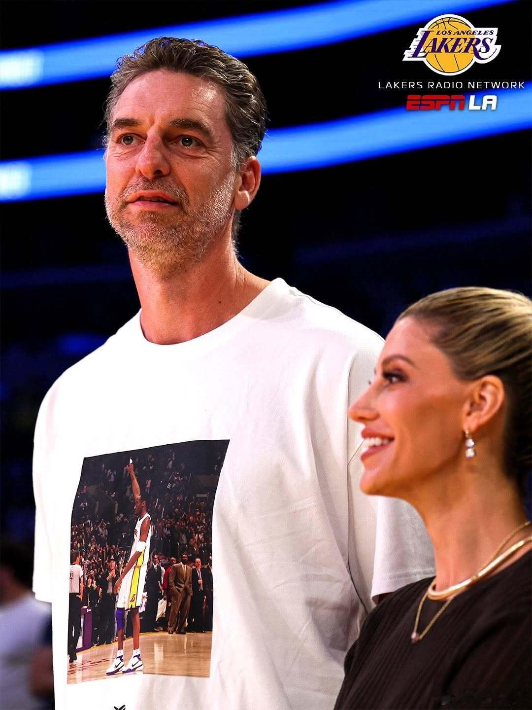 加索尔穿着印有科比的衣服洛杉矶湖人