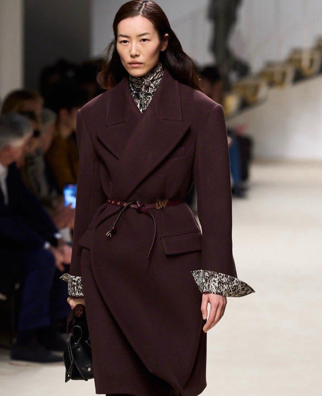 TOD'S米兰大秀拉开帷幕！开场走秀，气场全开！刘雯开场走秀气场全开时装周米兰时