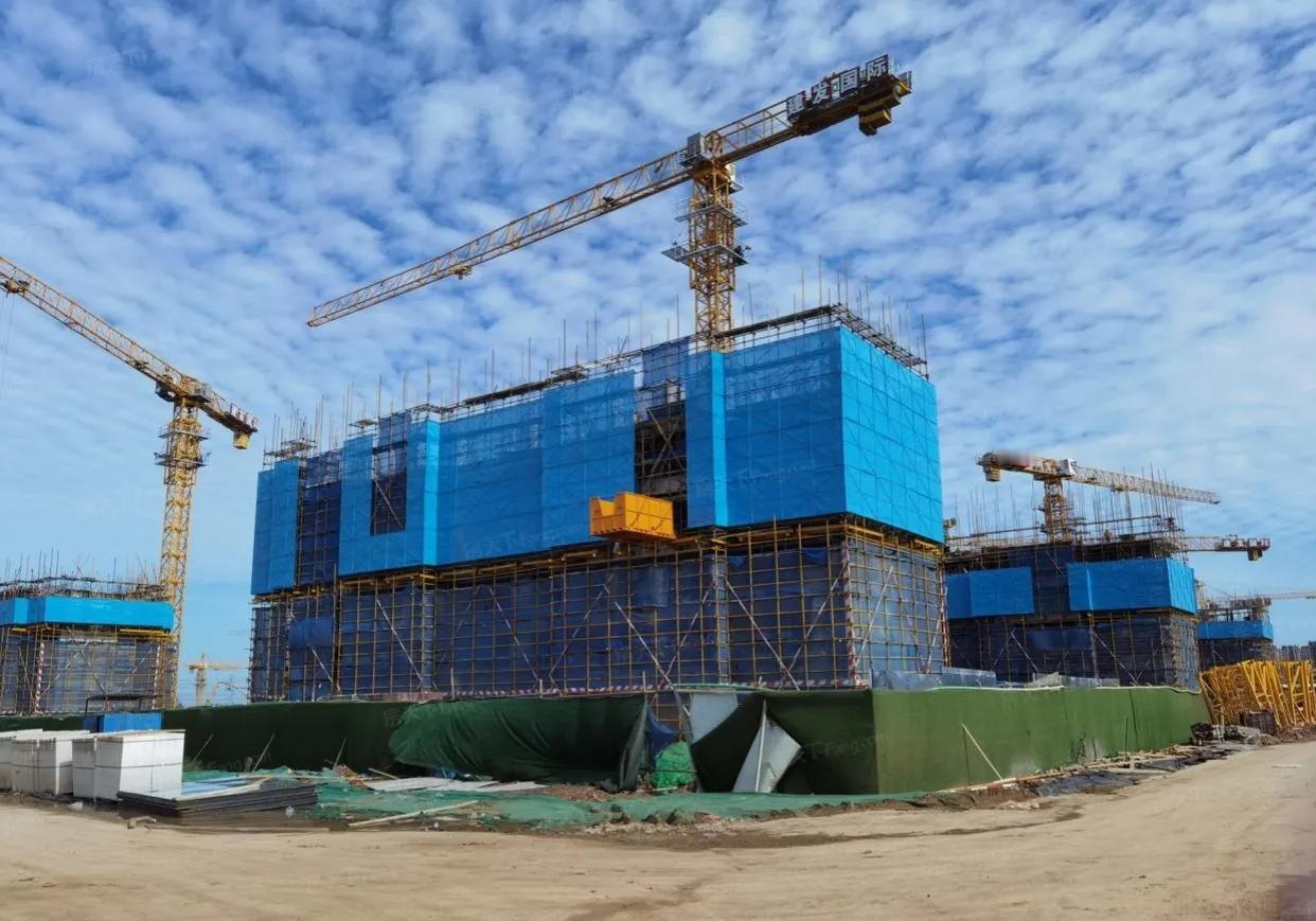 大基建叫停了究其根本，不过是一场不切实际的“面子工程”闹剧，盲目追求规模与速度，