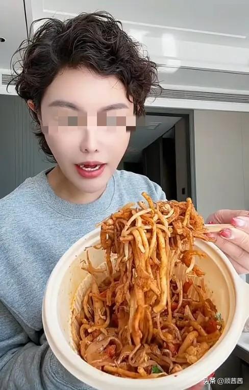 千万网红小影夫妇翻车啦！偷税被罚2300万还特嚣张，直播还怼网友。

网红“小影
