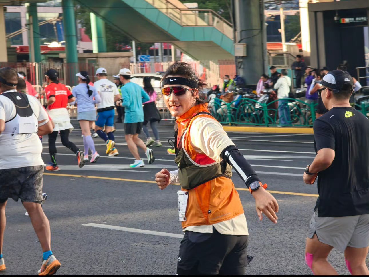 上海马拉松的意外惊喜！上海马拉松偶遇此沙 他全程活力满满，在赛道上来回与粉丝击掌