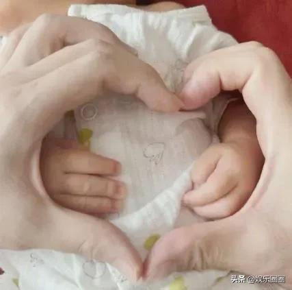刘芮麟当爸爸了

开始还以为他的老婆是代斯呢

没有公开女方，应该是圈外人吧，其