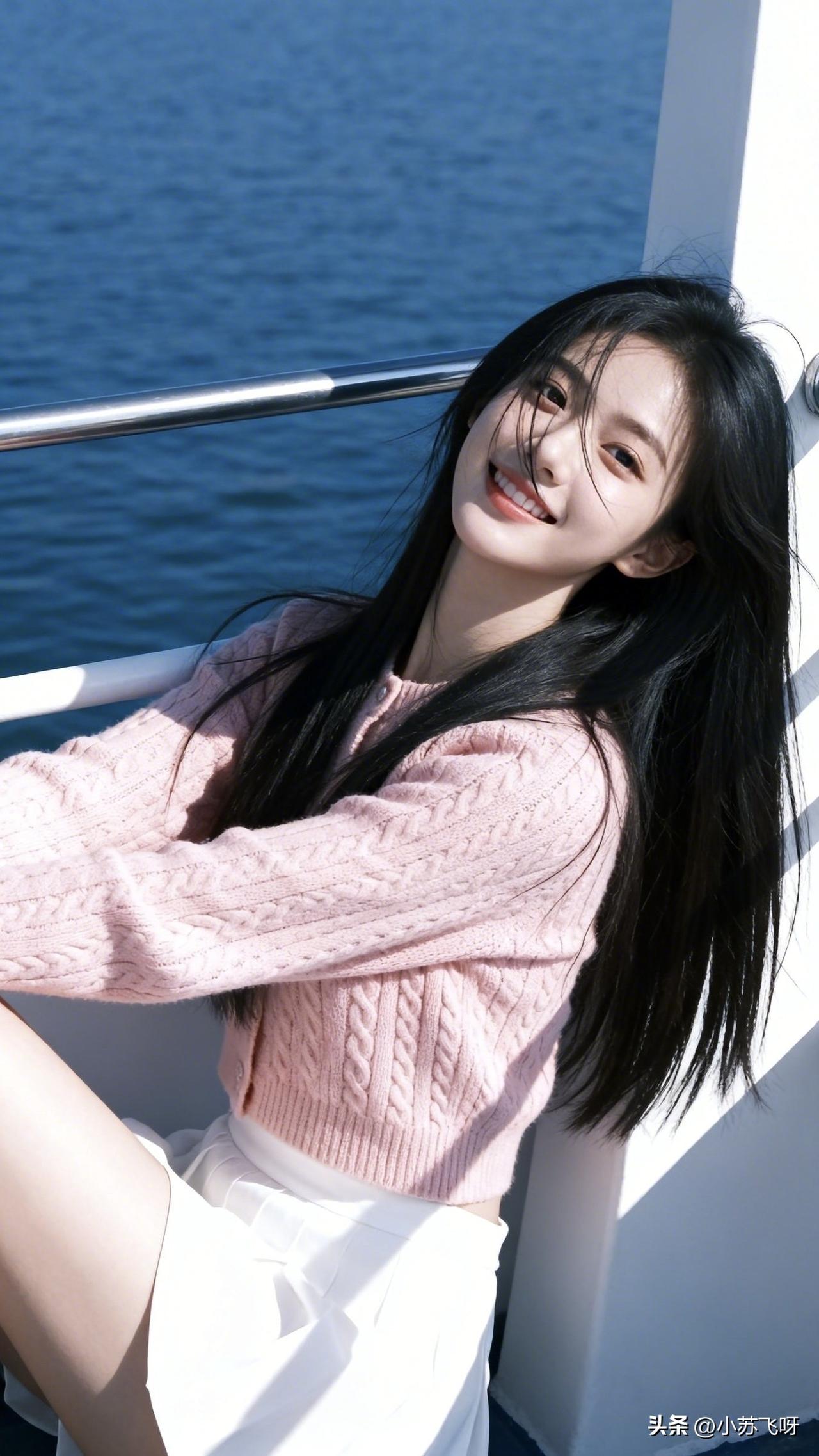 ：很多女孩子觉得粉色衣服显得太艳丽，而且一般人驾驭不了。其实不然，粉色象征着青春