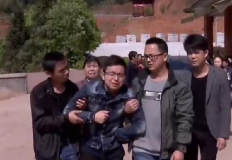 2017年，一个26岁的小伙查出恶性肿瘤，父母得知后，4小时内双双跳塘自尽，亲戚