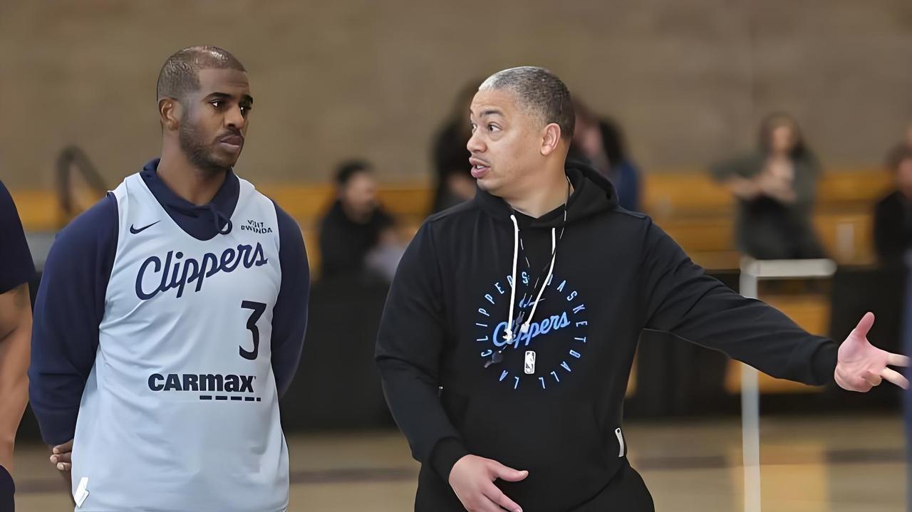 克里斯·保罗想找泰伦·卢谈谈，问问自己怎么就成了“负面因素”，卢直接拒了。
几周